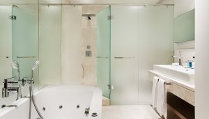 modernes Bad mit viel Glas und Hydrojet Whirrlpool Badewanne im Luxusresort Marbella Puente Romano Beach Resort & Spa Spanien Andalusien