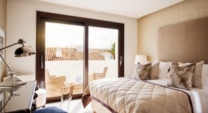 modernes Schlafzimmer einer Villa Suite im Luxusresort Marbella Puente Romano Beach Resort & Spa Spanien Andalusien in hellen beige Tönen gehalten und großem Bett
