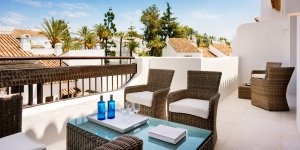 Terrasse der Villa Suite mit viel Platz und modernen hellen Möbeln im Luxusresort Marbella Puente Romano Beach Resort & Spa Spanien Andalusien