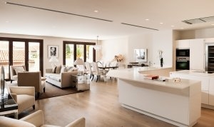 Blick in die enorme Villa Suite mit Küche Essecke und Wohnbereich im Luxusresort Marbella Puente Romano Beach Resort & Spa Spanien Andalusien an der Costa del Sol