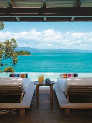 beeindruckender ausblick von der terrasse mit pool im qualia in australien hamilton island 
