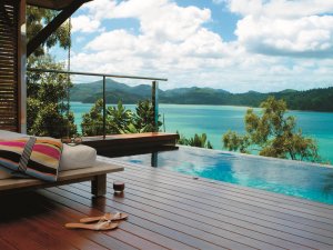 wunderschöne terrassse mit pool im qualia in australien hamilton island 