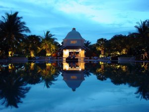 romantischer pool im Hotel Raffles Grand d' Angkor in  siem reap kambodscha