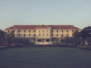 aussenansicht des raffles grand d angkor hotel mit garten in siem reap kambodscha