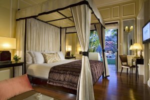 elegantes schalfzimmer mit ausblick im Hotel Raffles Grand d' Angkor in siem reap kambodscha