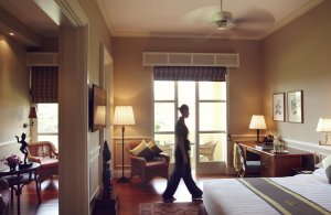 geräumiges Schlafzimmer einer suite im Hotel Raffles Grand d' Angkor in siem reap Kambodscha