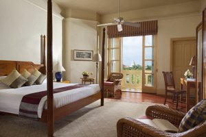 gemütliches Schlafzimmer im Hotel Raffles Grand d' Angkor in siem reap Kambodscha