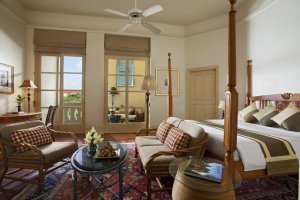 gemütliches schlafzimmer einer suite im Hotel Raffles Grand d' Angkor in siem reap Kambodscha