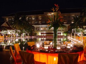 romantisches Abendessen im Hotel Raffles Grand d' Angkor in siem reap kambodscha