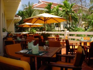 gemütliche aussenterrasse des Hotel Raffles Grand d' Angkor in siem reap kambodscha