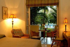 stilvolles zimmer mit poolblick im Hotel Raffles Grand d' Angkor in siem reap kambodscha