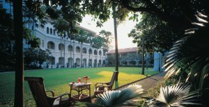 gemütlicher garten im raffles hotel singapur