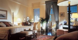 klassisches schlafzimmer einer suite im raffles hotel singapur