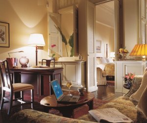 traumhaftes wohnzimmer einer suite im raffles hotel singapur
