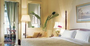 helles schlafzimmer mit aussicht im raffles hotel singapur