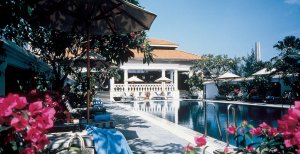 entspannter pool im raffles hotel singapur