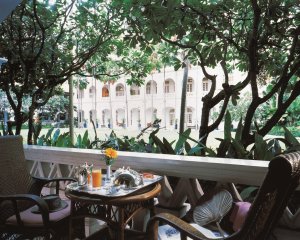 gemütliche terrasse mit gartenblick im raffles hotel singapur