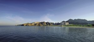 blick vom meer auf das ritz carlton al bustan luxus hotel in muscat oman