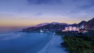 blick vom meer auf das ritz carlton al bustan in der abendstimmung luxus hotel in muscat oman