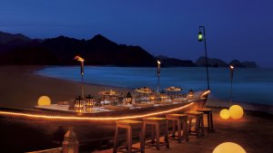oman muscat ritz carlton al bustan romantisches crab shack dinner am sandstrand