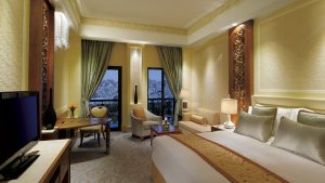elegantes deluxe zimmer mit bergblick ritz carlton al bustan luxus hotel in muscat oman
