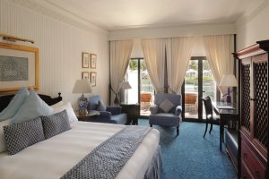 helles schlafzimmer im ritz carlton al bustan luxus hotel in muscat oman
