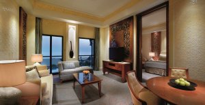 elegantes wohnzimmer einer executive suite ritz carlton al bustan luxus hotel in muscat oman