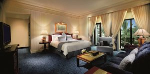 grosses schlafzimmer einer suite im ritz carlton al bustan luxus hotel in muscat oman