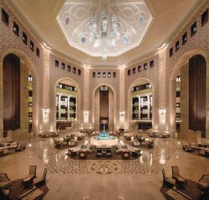 traumhafte lobby im ritz carlton al bustan luxus hotel in muscat oman