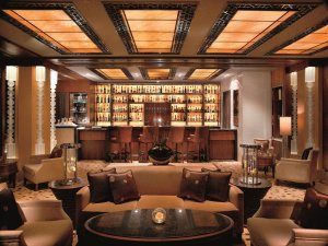 elegante bar und lounge im ritz carlton al bustan luxus hotel in muscat oman