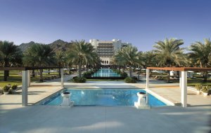 grosser pool mit palmen im ritz carlton al bustan luxus hotel in muscat oman