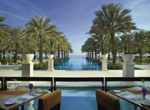traumhafte gartenanlage im ritz carlton al bustan luxus hotel in muscat oman