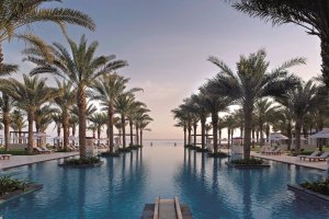 grosser pool im ritz carlton al bustan luxus hotel in muscat oman