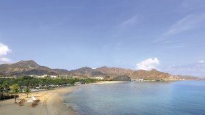herrlicher langer sandstrand mit bergblick im ritz carlton al bustan oman muscat