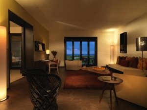 schönes luxus wohnzimmer einer suite im rocco forte verdura resort hotel in sizilien italien