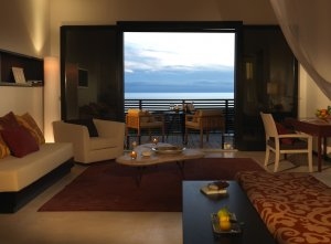 grosses wohnzimmer einer luxus suite im rocco forte verdura resort hotel in sizilien italien