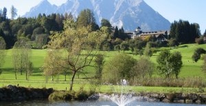 Oesterreich hoteleigener Golfplatz Schloss Pichlarn in traumhafter Kulisse mit Blick auf das Hotel