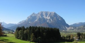 Oesterreich hoteleigener Golfplatz Schloss Pichlarn in traumhafter Kulisse mit malerischem Berpanorama