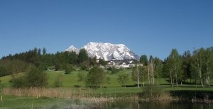Oesterreich hoteleigener Golfplatz Schloss Pichlarn in traumhafter Kulisse