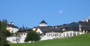 Oesterreich  Steiermark Schloss Hotel Pichlarn SPA und Golf Resort Aussenansicht vom hoteleigenen golfplatz