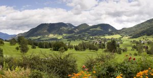 Oesterreich  Steiermark Schloss Hotel Pichlarn SPA und Golf Resort malerisches Bergpanorama 