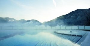 Oesterreich  Steiermark Schloss Hotel Pichlarn SPA und Golf Resort mysterioeser flair im Outdoor Pool mit bergpanorama