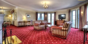 Oesterreich  Steiermark Schloss Hotel Pichlarn SPA und Golf Resort Turm Suite mit viel Charme 