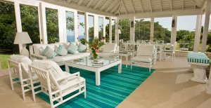 gemütliche terrasse im round hill hotel & villas in der karibik jamaika montego bay