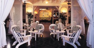 wunderschöne cocktail bar im round hill hotel & villas in der karibik jamaika montego bay