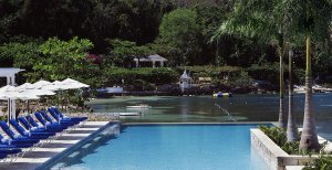 wunderschöner pool im round hill hotel & villas in der karibik jamaika montego bay