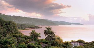 romantischer sonnenuntergang im round hill hotel & villas in der karibik jamaika montego bay