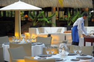 ausgezeichnetes restaurant unter freiem himmel auf mauritius im beachcomber hotel royal palm