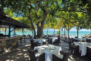 gemütliche bar am meer im beachcomber hotel royal palm auf Mauritius