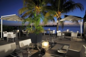 romantik terrasse mit meerblick im beachcomber hotel royal palm luxus resort auf mauritius